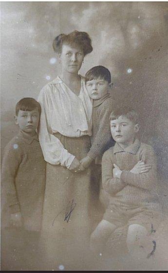 Gwendoline Beaumont, Wakefield suffragist, and her three children